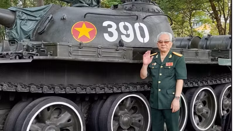 Nhân chứng kể lại giây phút xe tăng 390 húc đổ cổng Dinh Độc Lập