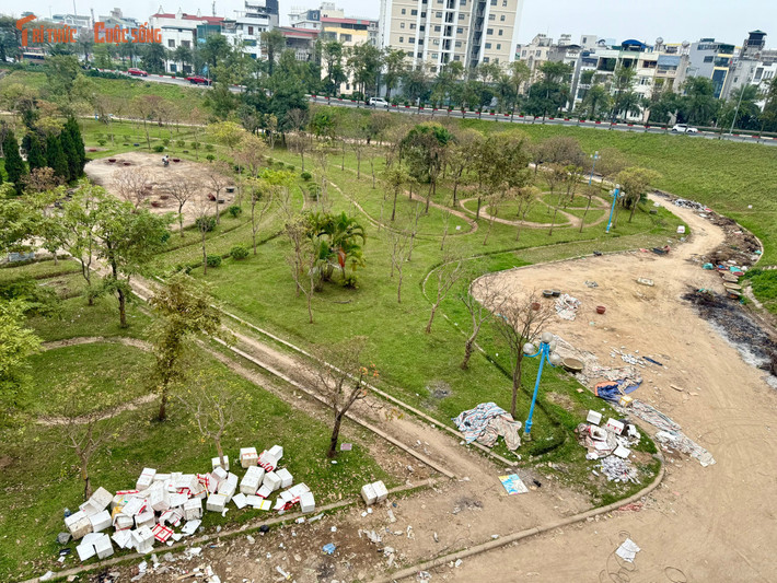 Tuy nhiên, theo ghi nhận thực tế của PV Báo Tri thức và Cuộc sống, khu vực này hiện đang trong tình trạng xuống cấp, nhếch nhác, nhiều hạng mục bị chiếm dụng sai mục đích.