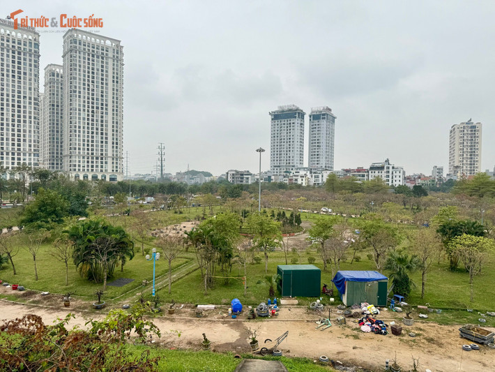 Những tấm bạt, mái che tạm cùng nhiều vật dụng sinh hoạt được dựng lên ngổn ngang, khiến khu vực vốn dành cho không gian công cộng trở nên lộn xộn, thiếu mỹ quan.