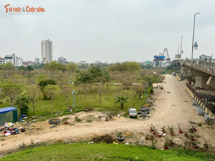 Nằm ngay dưới chân cầu Nhật Tân tuyến giao thông huyết mạch kết nối trung tâm Hà Nội với Cảng Hàng không quốc tế Nội Bài, vườn hoa Nhật Tân (phường Phú Thượng, Hà Nội) từng được kỳ vọng là điểm nhấn cảnh quan tại khu vực cửa ngõ phía Bắc Thủ đô.