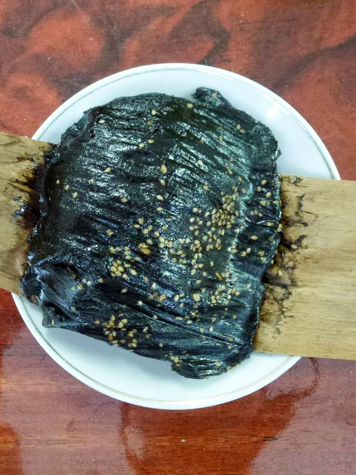 Ngoài ra, lá gai còn chứa nhiều vi chất như vitamin A, B, C, K…, được đánh giá có lợi cho sức khỏe nếu sử dụng hợp lý. Từ một loại cây mọc hoang ven bờ bụi, lá gai nay đã “lột xác” thành nguyên liệu giá trị cao, góp phần nâng thu nhập cho nông dân và giữ gìn những hương vị truyền thống của ẩm thực Việt. Ảnh wikipedia