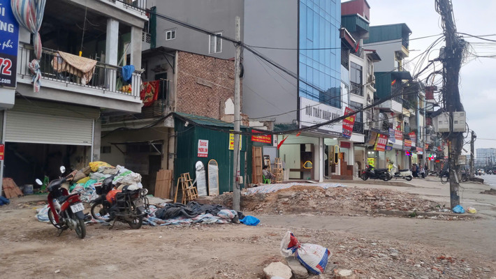 Hai bên tuyến đường, những căn nhà có kích thước bất thường bắt đầu xuất hiện. Có căn chỉ như “khe hẹp” chen giữa hai khối bê tông, có căn bị vát nhọn như mũi tàu, thậm chí méo lệch hoàn toàn theo hình dạng thửa đất còn lại.