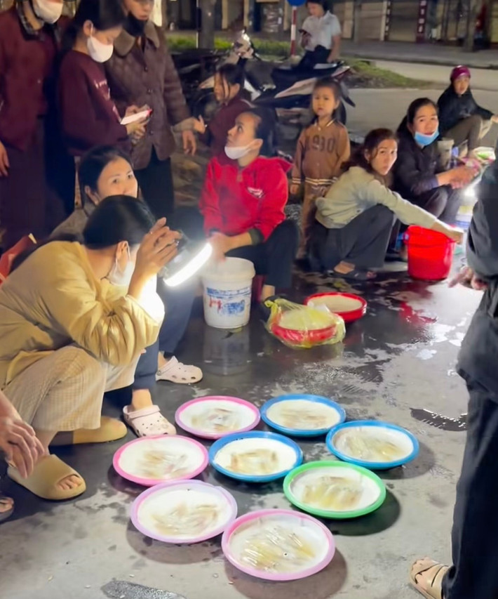 Mực nháy hay mực nhảy không đơn thuần là một món ăn, mà là trải nghiệm về độ tươi hiếm có. Những con mực này vừa được ngư dân câu bằng thuyền thúng ngoài khơi, đưa vào bờ và bán ngay trong đêm. Ảnh Nghệ An News