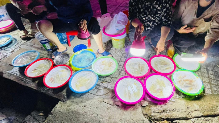 Dưới ánh đèn, mắt và thân mực phát ra những đốm sáng li ti, tạo cảm giác như đang “nhấp nháy”. Đó là dấu hiệu rõ nhất của độ tươi yếu tố làm nên giá trị của món đặc sản này. Người dân địa phương cho biết, chính nguồn nước và điều kiện tự nhiên của vùng biển Cửa Lò đã tạo nên chất lượng mực khác biệt: thịt dày, ngọt, giòn và không tanh. Ảnh Biển Cửa Lò