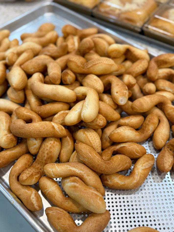 Thực tế, khái niệm bánh mì chuột không phải quá xa lạ. Ở nhiều nơi, người ta vẫn gọi những chiếc bánh mì nhỏ cỡ lòng bàn tay bằng cái tên này, đơn giản vì kích thước bé xíu, nhìn giống… con chuột. Ảnh Internet