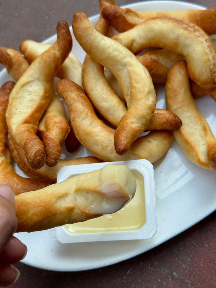 Tuy nhiên, loại bánh đang gây chú ý gần đây lại có tạo hình ngẫu hứng, khác hẳn kiểu bánh mì mini thông thường. Bột được vê dài rồi uốn cong nhẹ trước khi đem nướng, tạo ra những chiếc bánh có hình dạng tự nhiên, không đồng nhất. Ảnh Internet