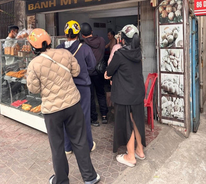 Theo nhiều thực khách, bánh mì chuột không phải món ăn quá cầu kỳ. Bánh có lớp vỏ vàng nhẹ, bên trong mềm, hương vị khá giống bánh mì truyền thống nhưng kích thước nhỏ nên dễ ăn. Một số người thích chấm cùng sữa đặc, pate hoặc ăn kèm đồ uống, tạo thành món ăn vặt đơn giản nhưng thú vị. Không ít người thừa nhận họ tìm đến món bánh này ban đầu chỉ vì tò mò. Tuy nhiên, sau khi ăn thử, nhiều người lại cảm thấy thích thú với hương vị mộc mạc, dễ ăn, khiến loại bánh nhỏ bé này càng thêm “gây sốt”.