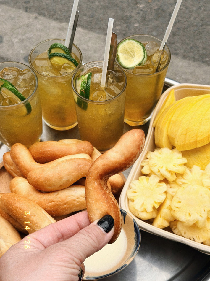 Theo chia sẻ từ người bán, mỗi chiếc bánh mì chuột tại Hải Phòng có giá khoảng 1.000 đồng. Nhờ mức giá rẻ và hình dáng độc đáo, loại bánh này nhanh chóng trở thành món ăn vặt được nhiều người tìm mua. Không ít người cho biết họ đến mua chỉ vì tò mò sau khi xem trên mạng xã hội. Ảnh Internet﻿