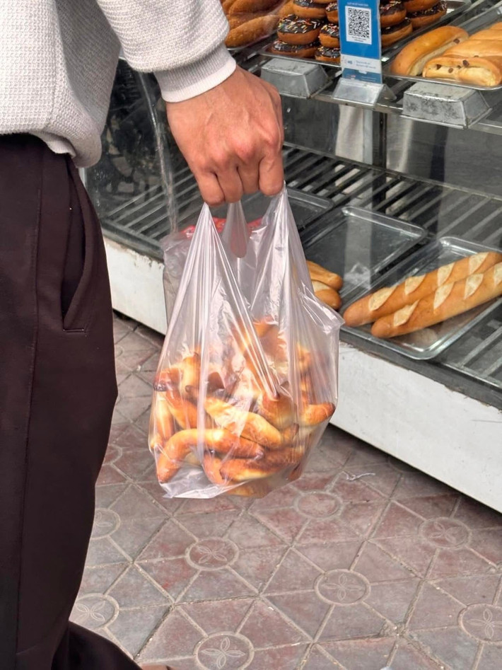 Sau khi trở nên nổi tiếng trên mạng xã hội, bánh mì “oằn tà là vằn” bắt đầu được nhiều người nhận order từ Hải Phòng về các địa phương khác, trong đó có Hà Nội. Do chi phí vận chuyển và gom hàng, giá bán tại Hà Nội thường dao động khoảng 3.000 – 4.000 đồng mỗi chiếc, phổ biến bán theo túi khoảng 20 chiếc. Dù giá tăng gấp vài lần so với nơi sản xuất, nhiều người vẫn sẵn sàng mua thử để trải nghiệm món bánh đang “hot” trên mạng. Ảnh BEAT HẢI PHÒNG