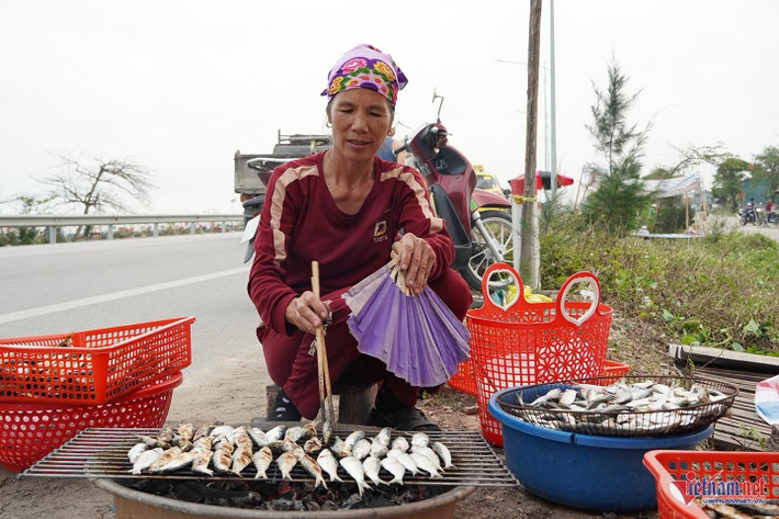 Theo người dân địa phương, yếu tố làm nên sức hấp dẫn của món cá trích nướng chính là độ tươi. Cá được đánh bắt gần bờ từ sáng sớm, khi thuyền vừa cập bến là mang đi nướng ngay. Ảnh Báo Vietnamnet
