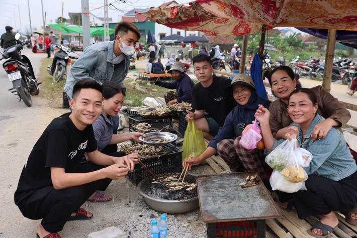 Nhiều du khách đánh giá, điểm thú vị không chỉ nằm ở món ăn mà còn ở không gian trải nghiệm ngồi bên bếp than, vừa ăn vừa nghe tiếng sóng biển. Ảnh Việt Phong