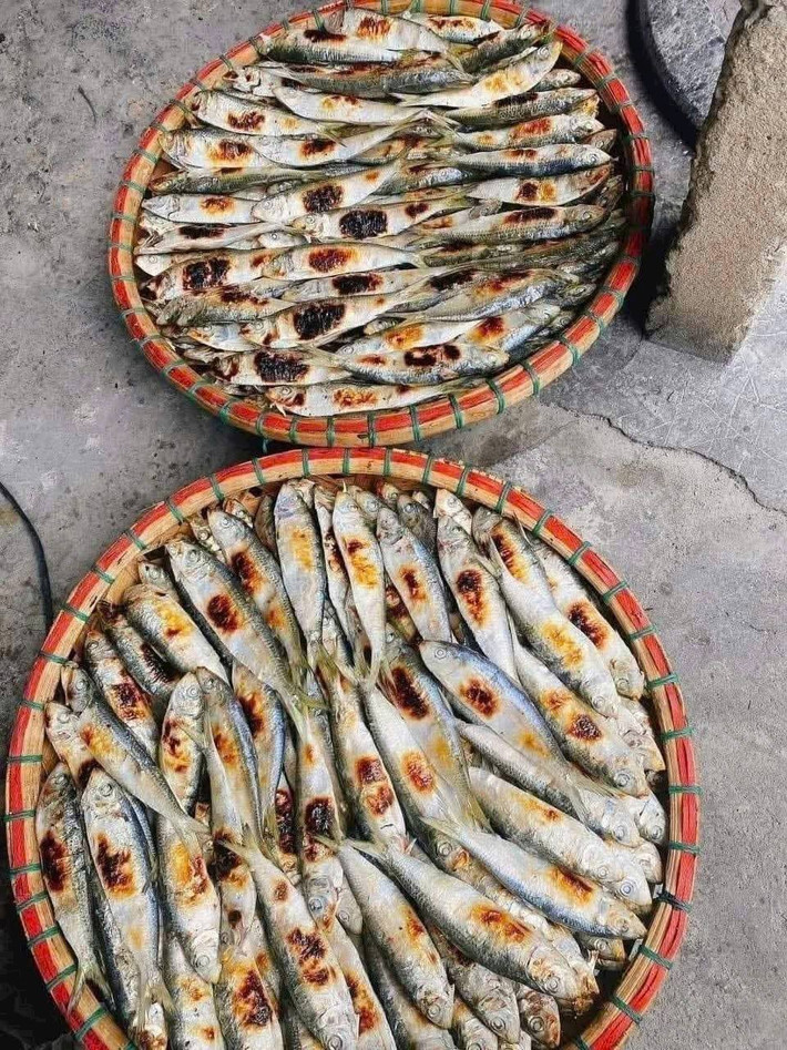 Sự lan tỏa mạnh mẽ trên mạng xã hội đã góp phần đưa cá trích nướng Hải Châu trở thành điểm đến ẩm thực mới. Không chỉ tăng lượng khách, hoạt động này còn giúp người dân địa phương có thêm nguồn thu trong mùa biển lặng. Trung bình mỗi ngày các hộ nướng cá, phục vụ người dân ăn tại chỗ cho thu nhập từ 2-5 triệu đồng/ngày. Ảnh Nghệ An 24H