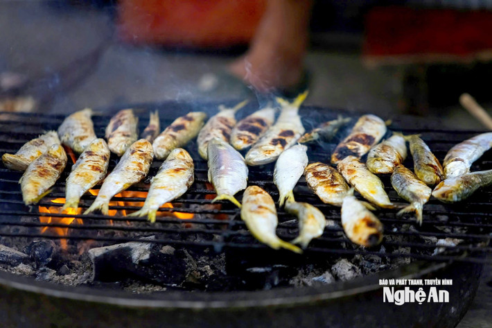 Theo người trực tiếp đứng bếp, mỗi ngày có thể bán hết 5–7 yến cá trích. “Khách đông chưa từng thấy, nướng liên tục vẫn thiếu hàng”, người bán nói. Ảnh Báo và Phát thanh, truyền hình Nghệ An