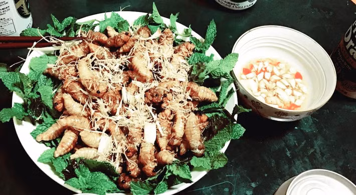 Dù vậy, sức hút của món ăn này chưa từng giảm. Với những người yêu thích ẩm thực trải nghiệm, ve sầu không chỉ là món ăn mà còn là cơ hội khám phá văn hóa ẩm thực vùng cao. Ảnh MIA