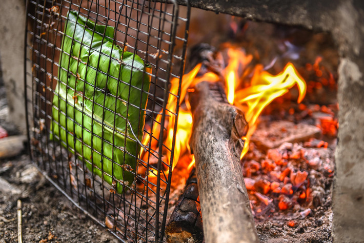 Chính vì vậy, rêu đá nướng thường xuất hiện trong các dịp lễ hội, cưới hỏi hoặc những bữa cơm sum họp, không chỉ để thưởng thức mà còn thể hiện nét văn hóa đặc trưng. Ảnh Tây Bắc TV