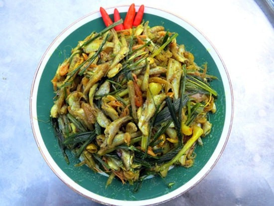 Cá rầm có thể chế biến thành nhiều món, trong đó phổ biến nhất là cá rầm kho lá nghệ và lá gừng non. Những con cá nhỏ li ti nhưng khi kho lên lại đậm đà hương vị, hòa quyện mùi thơm của lá nghệ, lá gừng cùng vị cay của ớt tiêu, trở thành món ăn đặc trưng của miền Trung mỗi mùa nước lũ. Ảnh Tiên Sa