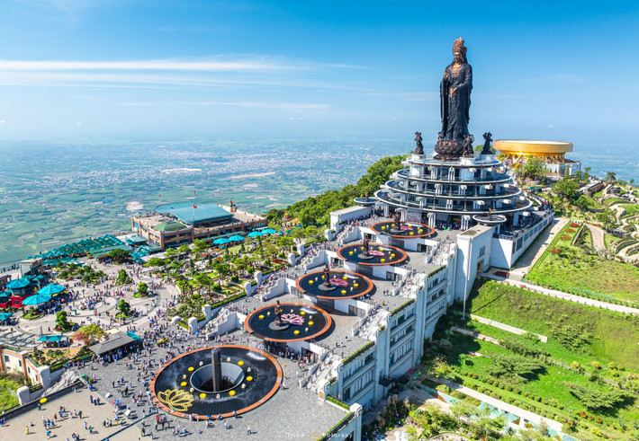 Thời điểm đầu tháng 3, khi tiết trời Nam Bộ bước vào mùa khô, nhiều sườn núi Bà Đen (Tây Ninh) bắt đầu rực lên sắc đỏ của hoa vông nem. Từng chùm hoa nổi bật trên các cành cây trơ lá, tạo nên điểm nhấn đặc biệt giữa nền trời xanh và thảm rừng xanh thẳm.