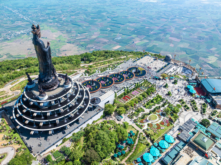 Với độ cao khoảng 986 m so với mực nước biển, núi Bà Đen từ lâu đã là điểm đến quen thuộc của du khách khi ghé Tây Ninh. Không chỉ nổi tiếng với du lịch tâm linh, nơi đây còn gây ấn tượng bởi cảnh quan thiên nhiên đa dạng, thay đổi theo từng mùa trong năm.