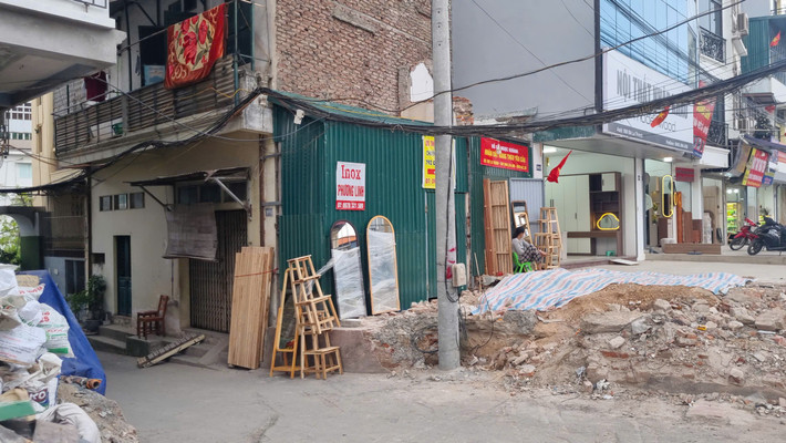 Không gian sống bị bó hẹp, kết cấu công trình khó đảm bảo, trong khi nguy cơ mất an toàn đặc biệt là cháy nổ hoặc sập đổ luôn hiện hữu. Về lâu dài, những công trình này còn làm phá vỡ tổng thể quy hoạch, khiến bộ mặt đô thị trở nên chắp vá.