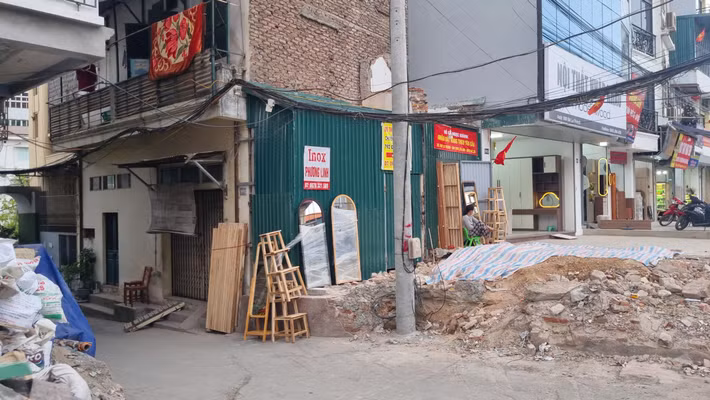 Không gian sống bị bó hẹp, kết cấu công trình khó đảm bảo, trong khi nguy cơ mất an toàn đặc biệt là cháy nổ hoặc sập đổ luôn hiện hữu. Về lâu dài, những công trình này còn làm phá vỡ tổng thể quy hoạch, khiến bộ mặt đô thị trở nên chắp vá.