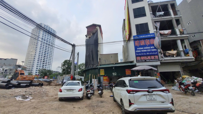 Thế nhưng, thực tế cho thấy một số người dân vẫn lựa chọn xây dựng trên những phần đất “thừa” đó. Những căn nhà siêu nhỏ được dựng lên nhanh chóng, đáp ứng nhu cầu trước mắt nhưng kéo theo hàng loạt hệ lụy.