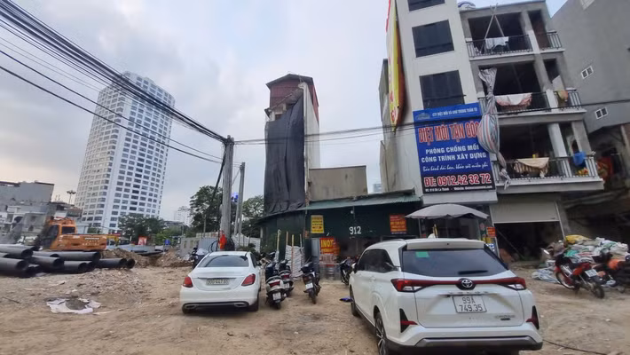 Thế nhưng, thực tế cho thấy một số người dân vẫn lựa chọn xây dựng trên những phần đất “thừa” đó. Những căn nhà siêu nhỏ được dựng lên nhanh chóng, đáp ứng nhu cầu trước mắt nhưng kéo theo hàng loạt hệ lụy.