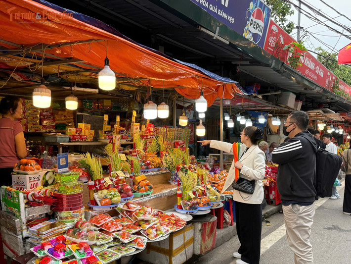 Từ sáng sớm, khu vực Phủ Tây Hồ (Hà Nội) đã tấp nập người ra vào. Dưới những tán cây cổ thụ rợp bóng, đèn lồng sắc màu và cờ hội bay phấp phới, từng dòng người chắp tay thành kính, lặng lẽ dâng hương trước ban thờ Mẫu. Khói hương quyện trong không gian tạo nên bầu không khí vừa linh thiêng, vừa ấm áp của ngày đầu xuân.