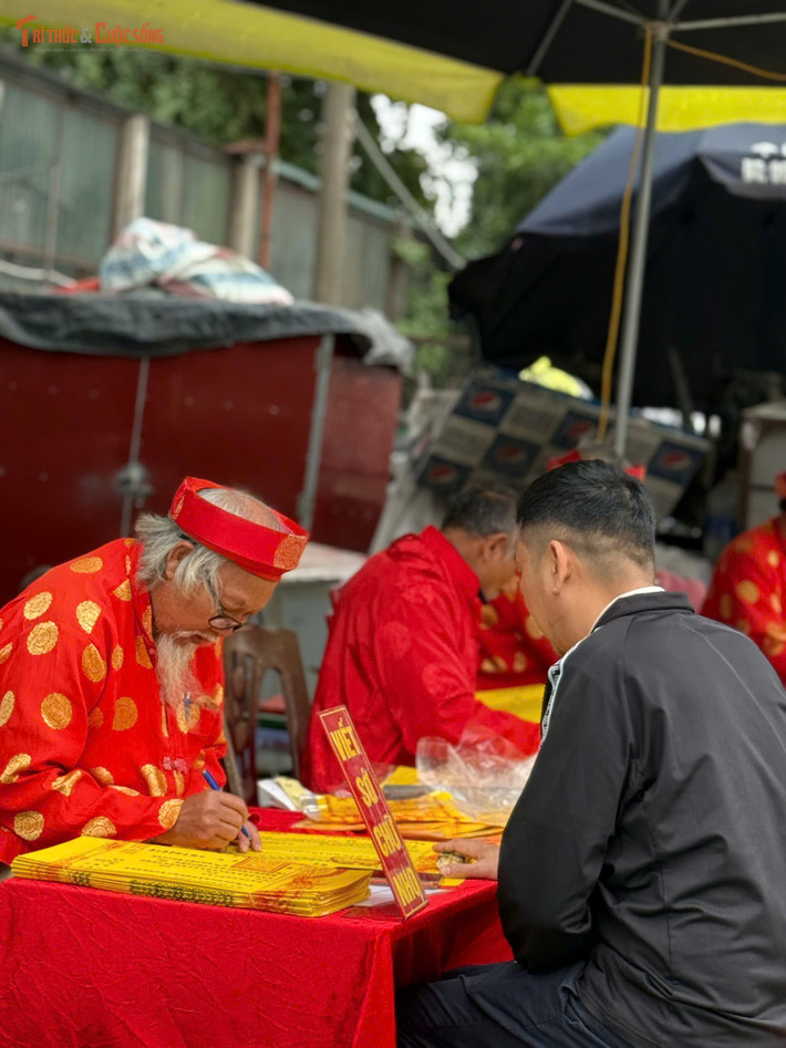 Hình ảnh các “ông đồ” trong trang phục truyền thống ngồi bên bàn đỏ, cặm cụi viết sớ, viết chữ cầu may cũng góp phần làm nên sắc xuân đặc trưng tại Phủ Tây Hồ.