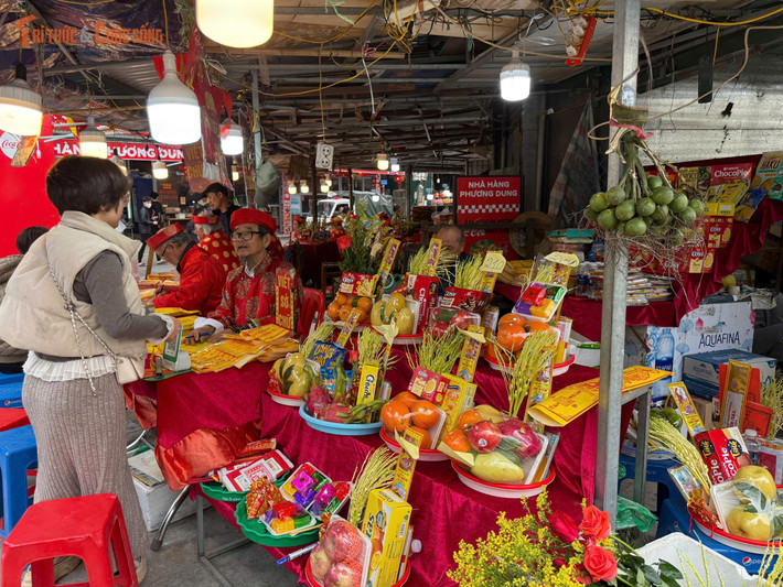 Dọc lối vào phủ và các tuyến phố xung quanh, hàng loạt quầy hàng bày bán mâm lễ được chuẩn bị sẵn để phục vụ người đi lễ. Mỗi mâm có giá phổ biến từ 200.000 – 300.000 đồng, gồm hoa, trái cây, bánh kẹo, vàng mã. Nhiều tiểu thương còn nhận viết sớ, chuẩn bị lễ theo yêu cầu. Không khí mua bán nhộn nhịp nhưng trật tự, đáp ứng nhu cầu tăng cao trong dịp cao điểm đầu năm.