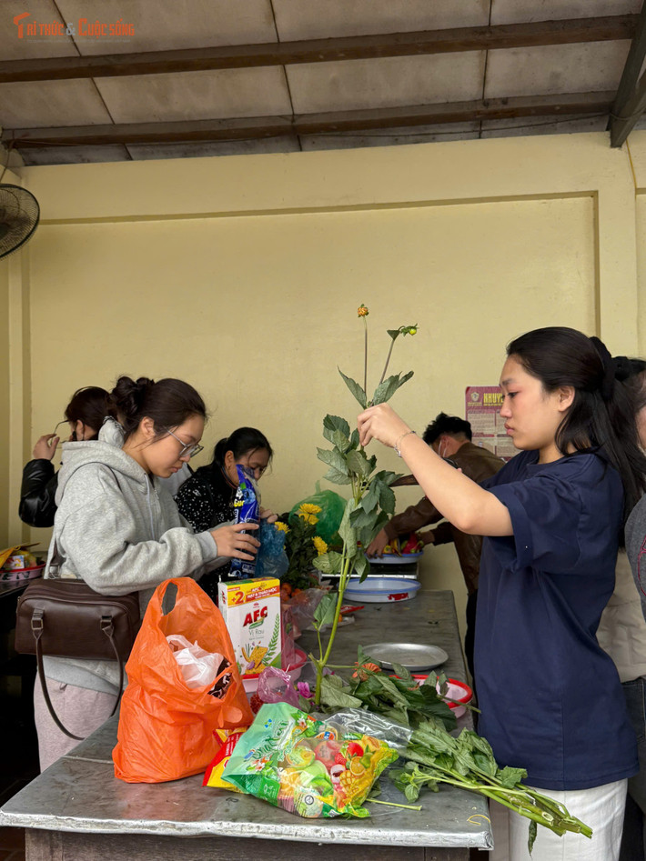 Trong khuôn viên phủ, nhiều gia đình chuẩn bị mâm lễ chu đáo với hoa tươi, trái cây, xôi, bánh. Ngoài xôi cốm, bánh phu thê (bánh xu xê), bánh dày, bánh giò cũng được nhiều người lựa chọn dâng cúng. Theo quan niệm dân gian, bánh dày có hình tròn tượng trưng cho bầu trời, cho sự viên mãn, đủ đầy; việc dâng bánh trong ngày rằm gửi gắm mong ước một năm trọn vẹn, sung túc và an lành.
