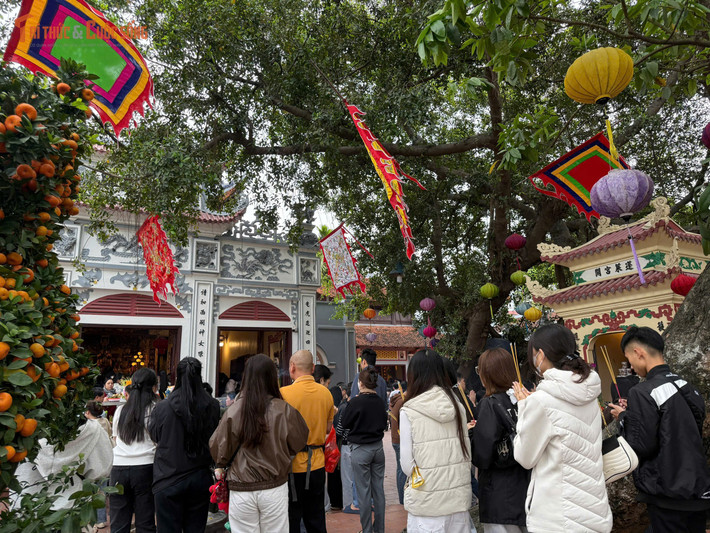 Dù lượng người đổ về đông, công tác an ninh trật tự được đảm bảo. Người dân xếp hàng, giữ khoảng cách khi dâng hương, hạn chế chen lấn, xả rác. Ý thức ứng xử văn minh nơi thờ tự ngày càng được nâng cao, góp phần gìn giữ sự tôn nghiêm của không gian tâm linh giữa lòng đô thị hiện đại.