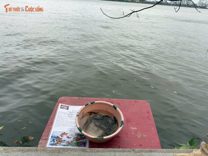 Sau khi dâng hương, không ít người chọn mua cá, ốc để phóng sinh xuống hồ Tây, với niềm tin tích thêm thiện lành cho bản thân và gia đình. Theo một số người bán hàng, giá các loại lươn, cá chạch, cá trê trong ngày Rằm không biến động nhiều so với ngày thường, dao động từ 80.000 đến 220.000 đồng/kg tùy loại.