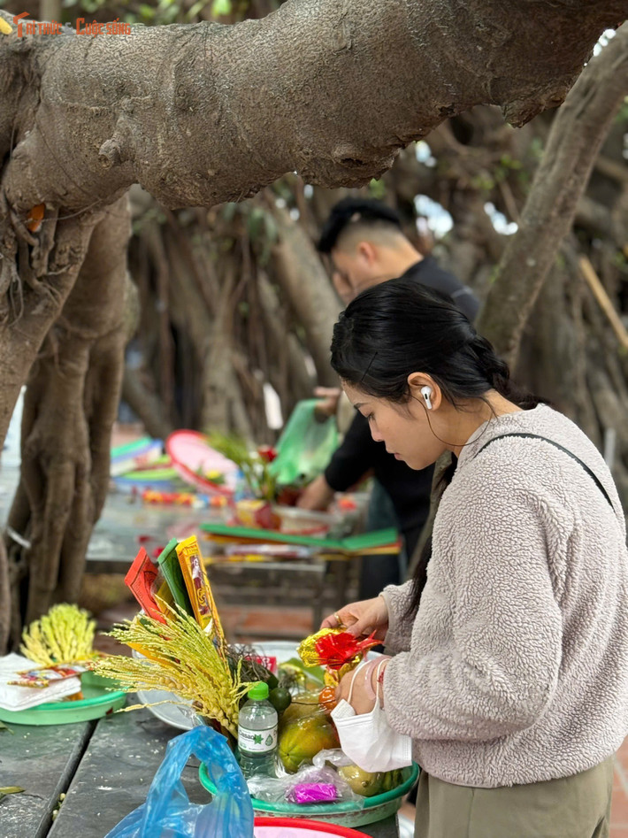 Chị Lan (Hà Nội) cho biết, chị tự tay chuẩn bị mâm lễ gọn gàng, chủ yếu là hoa quả, xôi bánh. "Đi lễ đầu năm thấy lòng nhẹ nhõm hơn, chỉ mong gia đình mạnh khỏe, công việc thuận lợi".