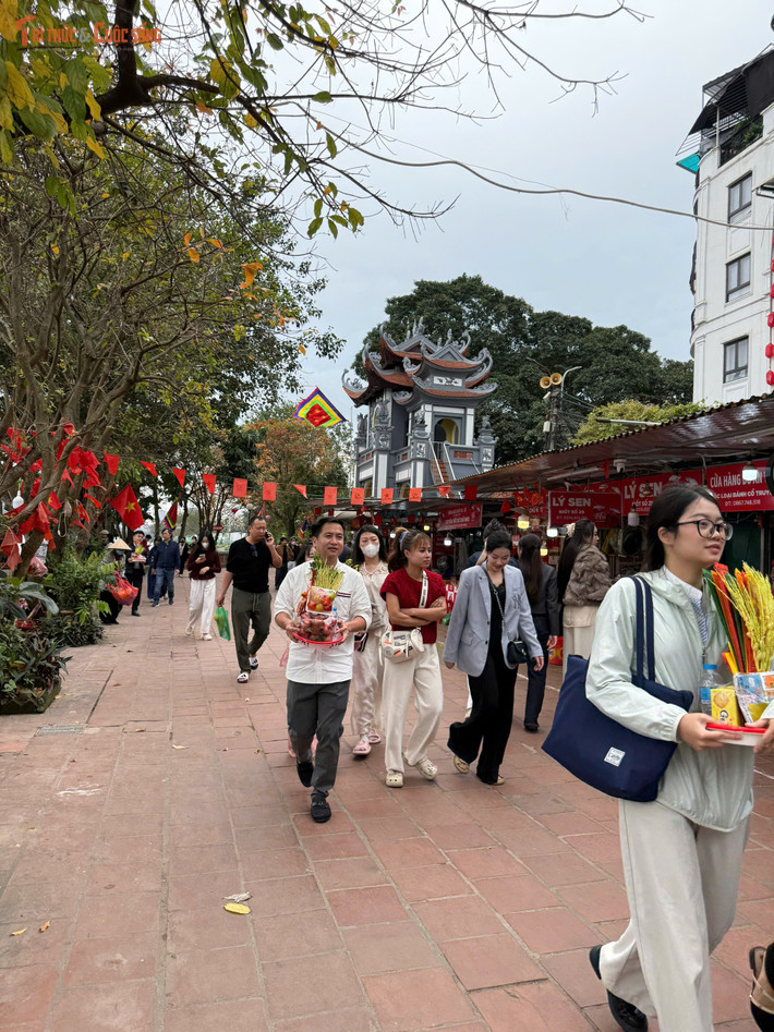 Phủ Tây Hồ vốn là điểm đến tâm linh quen thuộc của người dân Thủ đô và du khách thập phương. Mỗi dịp lễ, Tết, đặc biệt vào Rằm tháng Giêng, lễ Vu Lan hay ngày tiệc Mẫu (3/3, 12/6, 15/8 âm lịch), nơi đây luôn đón lượng lớn người hành hương.