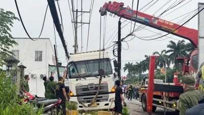 Xe container mất lái trên QL1, một phụ nữ thiệt mạng, nhiều người bị thương