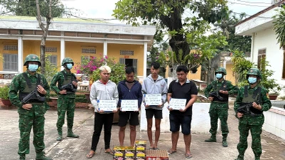 Biên phòng An Giang bắt nhóm vận chuyển pháo trái phép