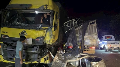 Lâm Đồng: Hai xe tải va chạm trên đèo Chuối, cabin biến dạng 