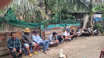 Bắt quả tang nhóm người đá gà ăn tiền tại bãi đất trống ở Bến Lức