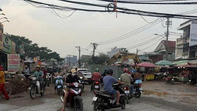 Thi công gây ùn tắc đường, chủ đầu tư ở TP HCM bị CSGT lập biên bản