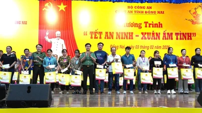 Đồng Nai: 'Tết an ninh – Xuân ấm tình' mang nhiều phần quà đến với công nhân