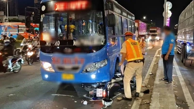 Va chạm xe buýt và xe máy trên Quốc lộ 1A, 2 người nhập viện