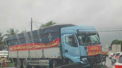 Đắk Lắk: Xe cứu trợ Đồng Tháp không may va chạm trên đường ra Bắc