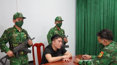 Bắt quả tang đối tượng vận chuyển hơn 2,8kg ma túy qua biên giới