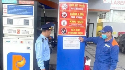 Đà Nẵng niêm yết đường dây nóng tại hơn 260 cửa hàng xăng dầu