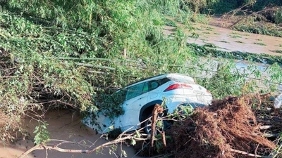 Đắk Lắk: Cứu kịp thời 2 người đi ôtô bị nước lũ cuốn