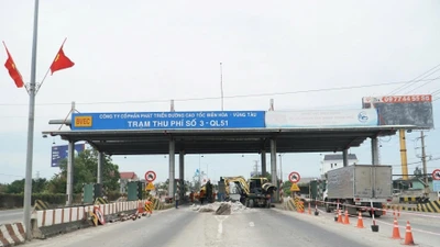 TPHCM chính thức tháo dỡ trạm thu phí T3 trên Quốc lộ 51