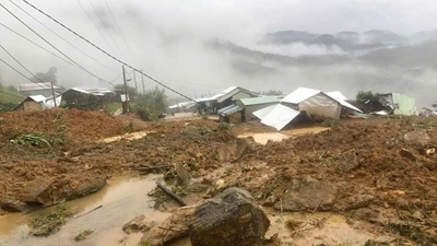 Đà Nẵng: Cứu hộ nạn nhân vụ sạt lở, 6 ngôi nhà bị chôn vùi trong đất đá