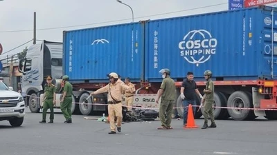 Nữ công nhân không qua khỏi sau va chạm giữa xe máy và container ở TPHCM