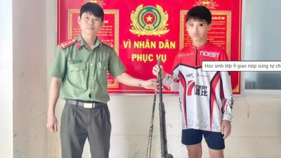 Học sinh lớp 9 giao nộp 2 khẩu súng cồn tự chế cho công an