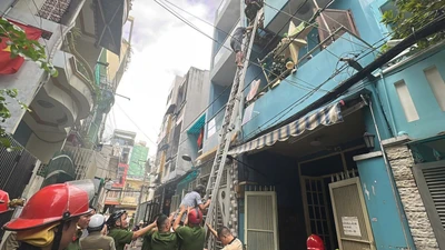 Cháy nhà dân ở đường Tô Hiến Thành, hai người được giải cứu khỏi tầng 3